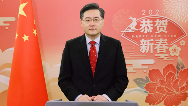 天顺平台：秦刚部长致各国驻华使团的新年视频致辞