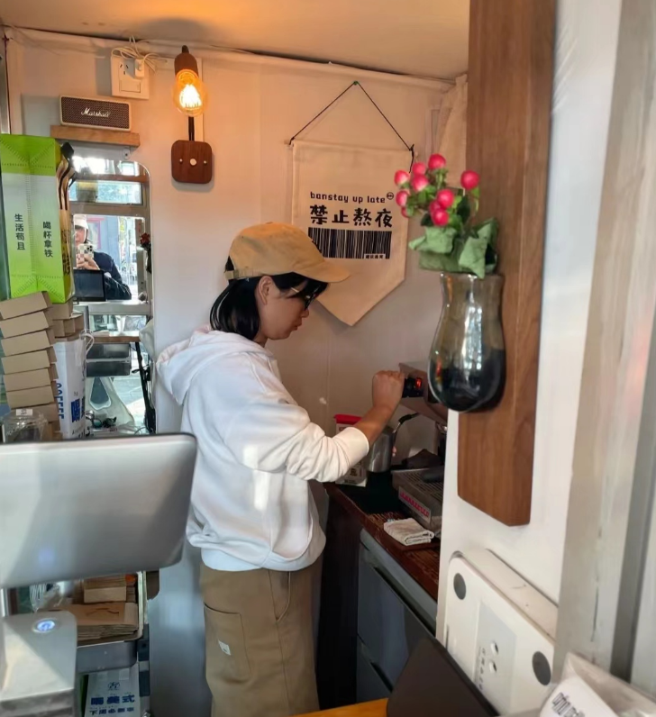 在北京的胡同里，一个只有2平方米的窗口咖啡店成为网红打卡地。人民网记者 许维娜摄