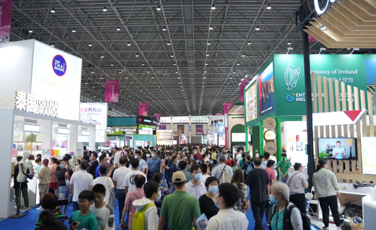 第三届中国国际消费品博览会现场人头攒动，折射出中国大市场带来的巨大机遇。人民网记者 许维娜摄