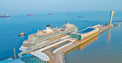 1月1日，上海吴淞口国际邮轮港，国产首艘大型邮轮开启商业首航。王 初摄（影像中国）