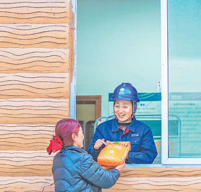 四川省阿坝藏族羌族自治州黑水县知木林镇，驻村工作队队员在爱心超市为村民兑换商品。严易程摄（人民视觉）