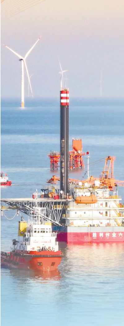 中国石化胜利油田海上作业平台就位，油井检修作业即将开展。张 灿摄（影像中国）