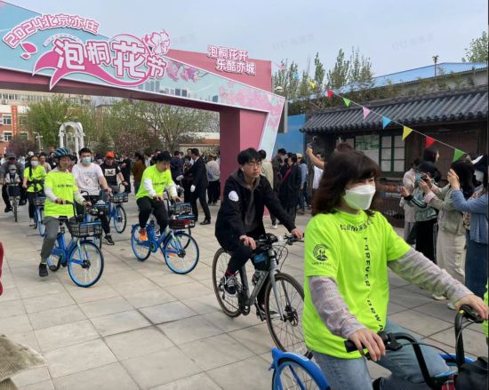天顺登录：共享单车车篮里开出鲜花 北京亦庄迎来泡桐花盛宴